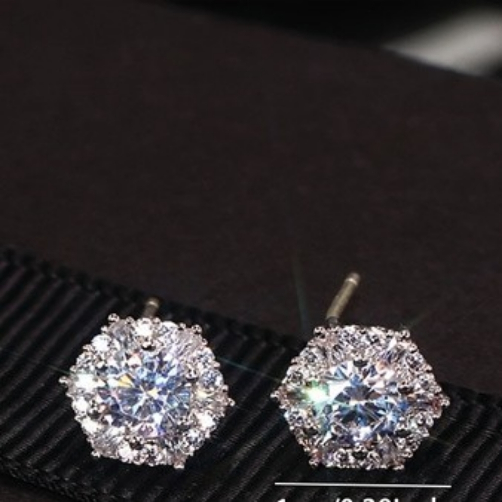 *New* Sparkling Stud Earrings - Picture 4 of 5